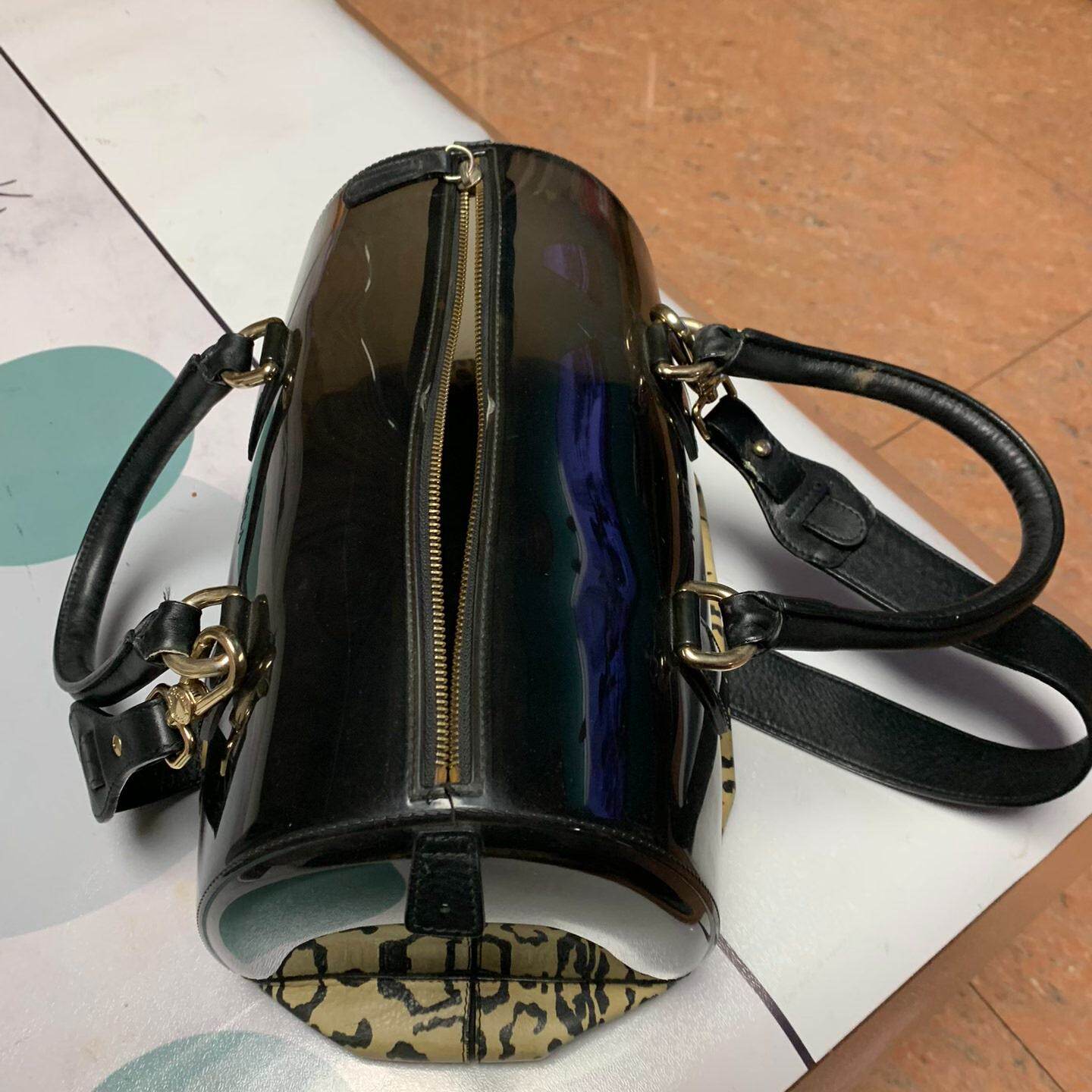FURLA果冻，黑色拼豹纹，带肩带，拉链顺滑，五金配件少一-议价