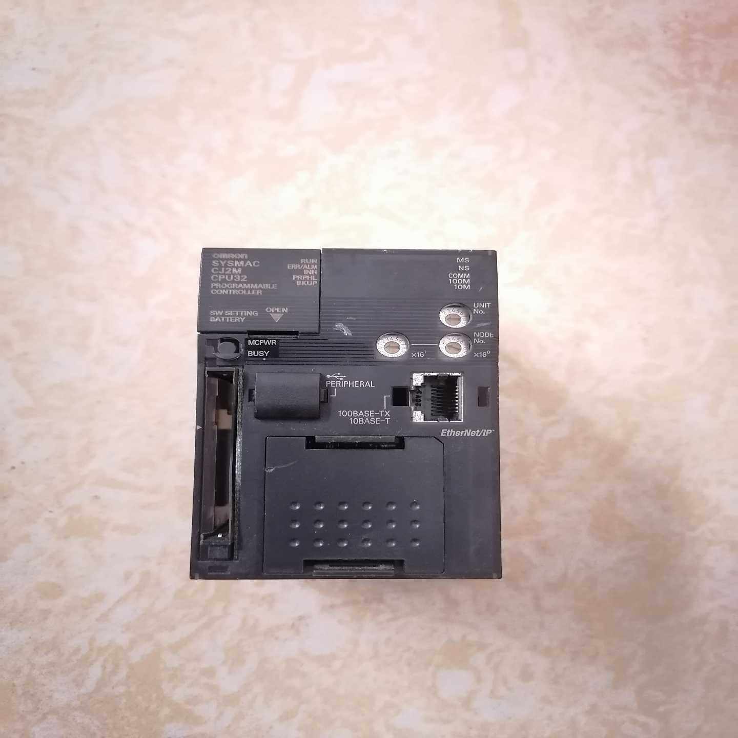 CJ2M-CPU32如图,底壳。好，配件出