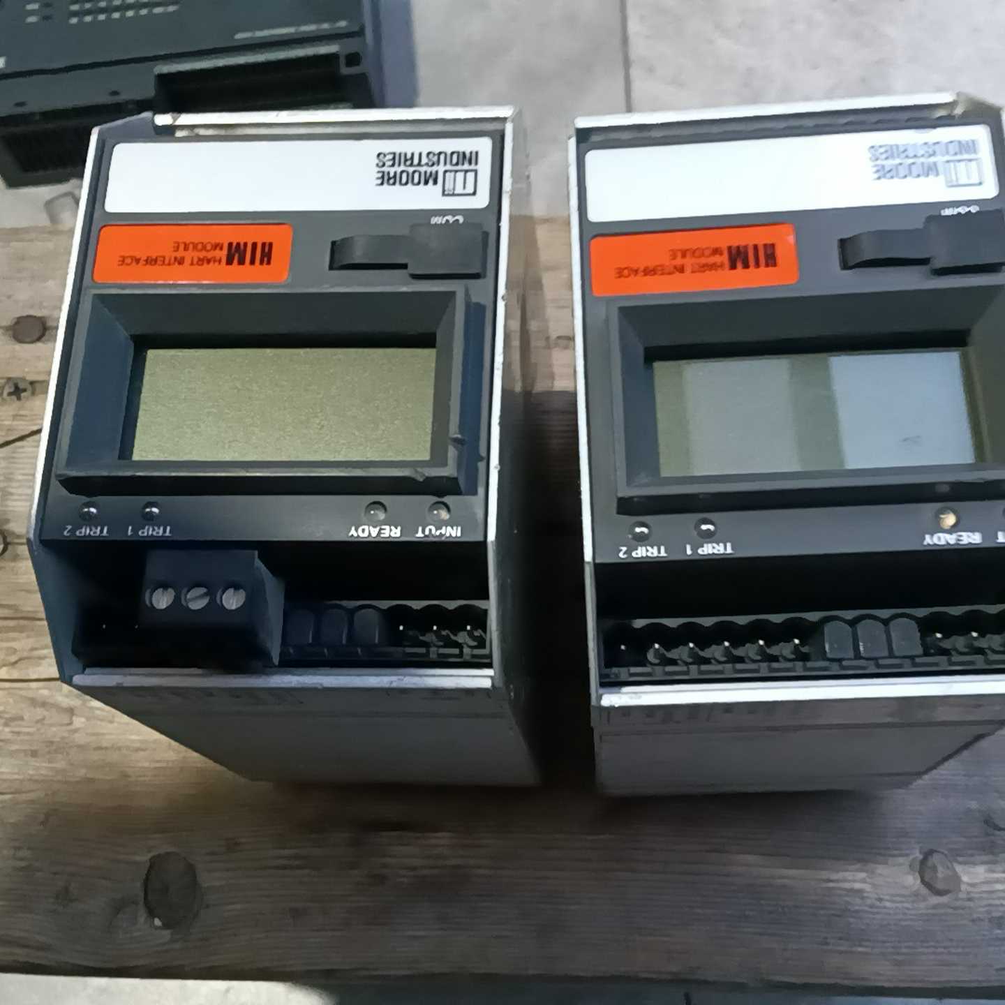 出HIM/HART/2A0/24摩尔MOORE控制器，色如图--议价商品