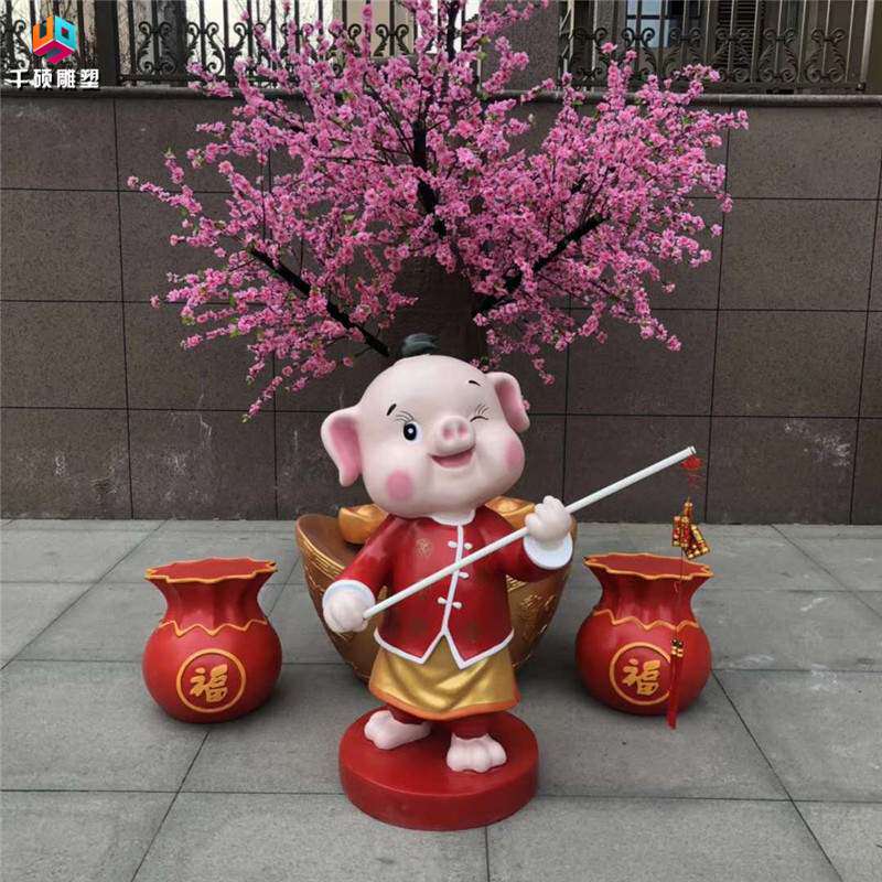 现货玻璃钢卡通小猪雕塑猪年新年吉祥物美陈道具装饰品景观摆件
