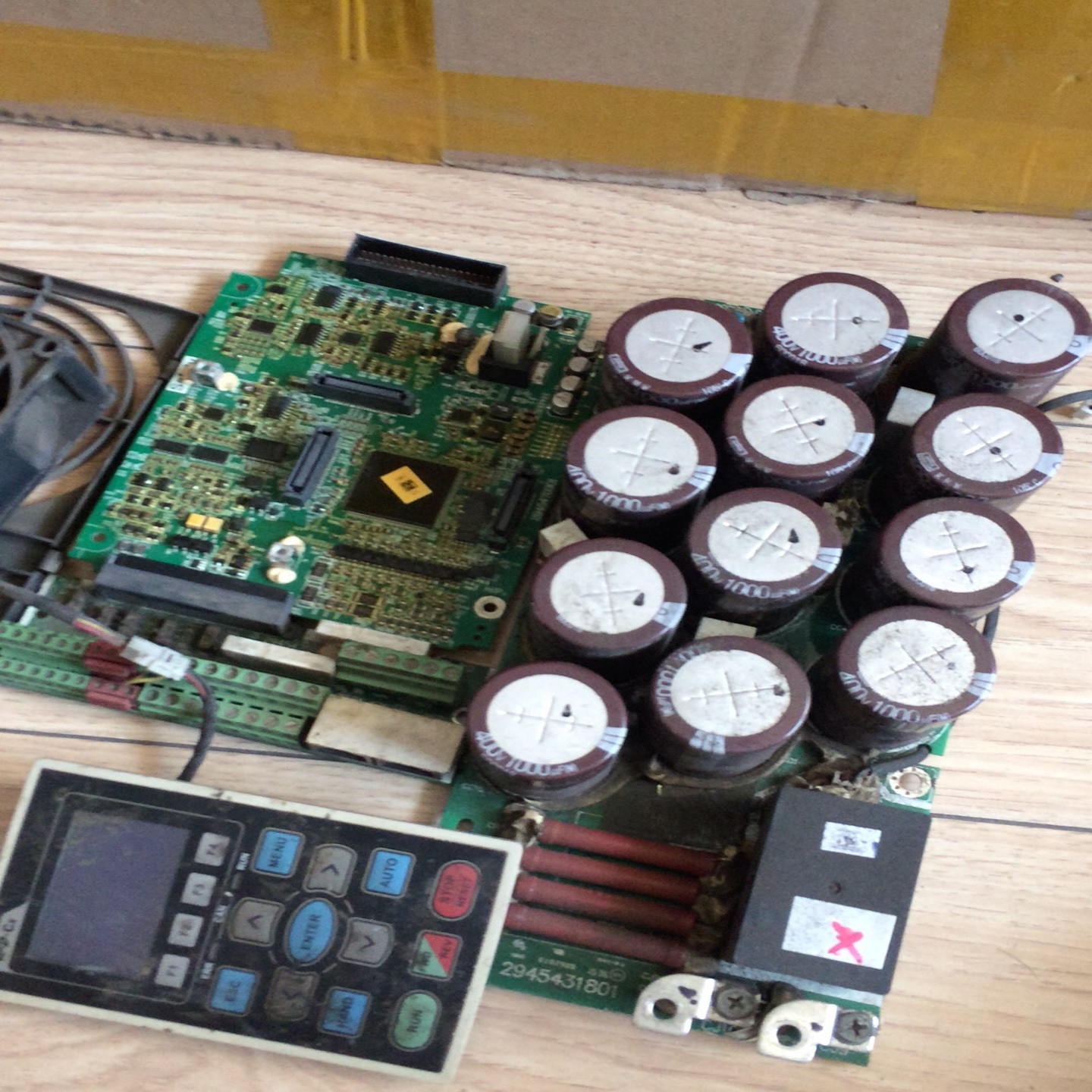 咨询-台达变频器c2000型vfd300ch43a-21，电容板已