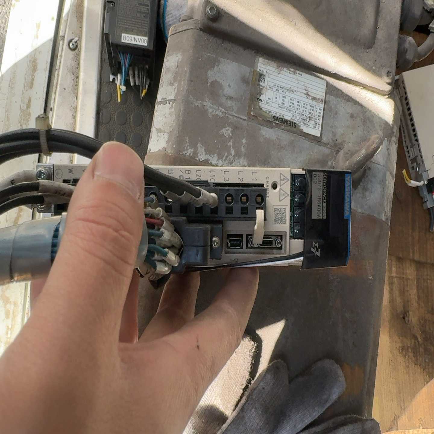 安川七系驱动器SGD7S-1R6A00A一台，，要的询价