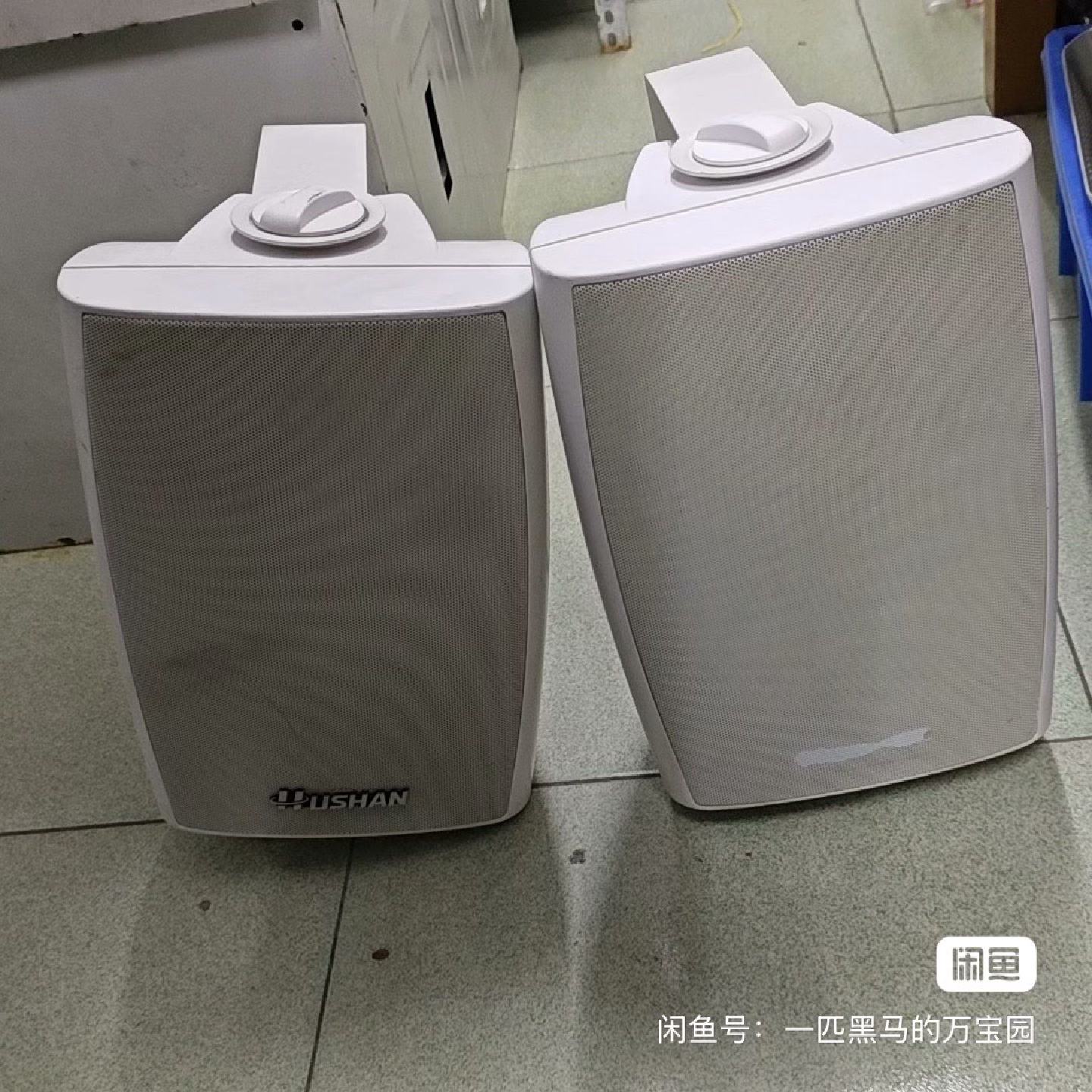 湖山壁挂音箱一对。外观不错,声音悦耳动听。单只一百,一对18--