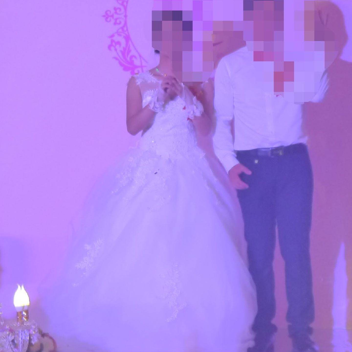 询价出一条婚纱裙婚礼穿了一次拍完就闲置了裙尾有一点积灰是