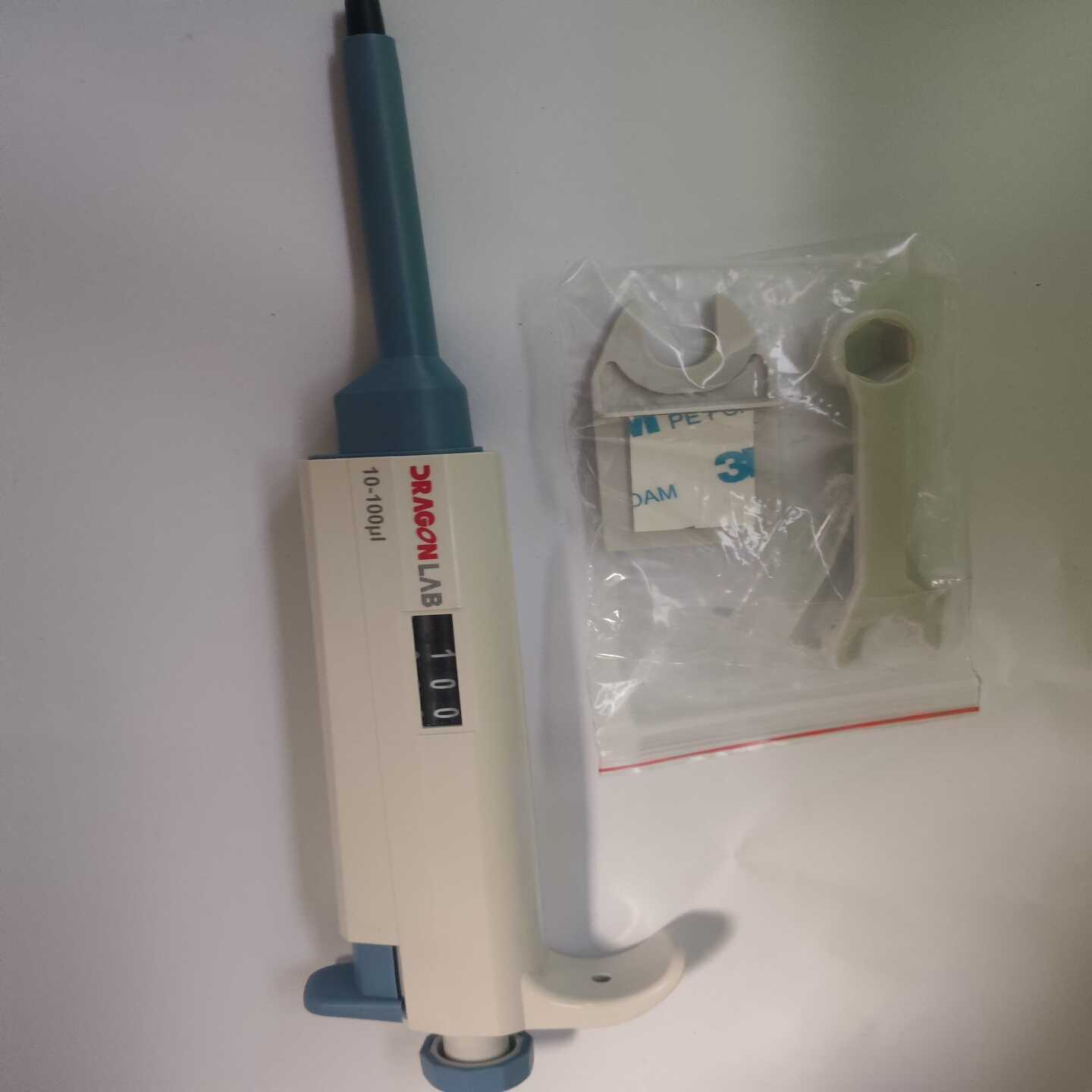 询价大龙移液器10-100ul，白色主体配蓝色按键，数字显示清晰