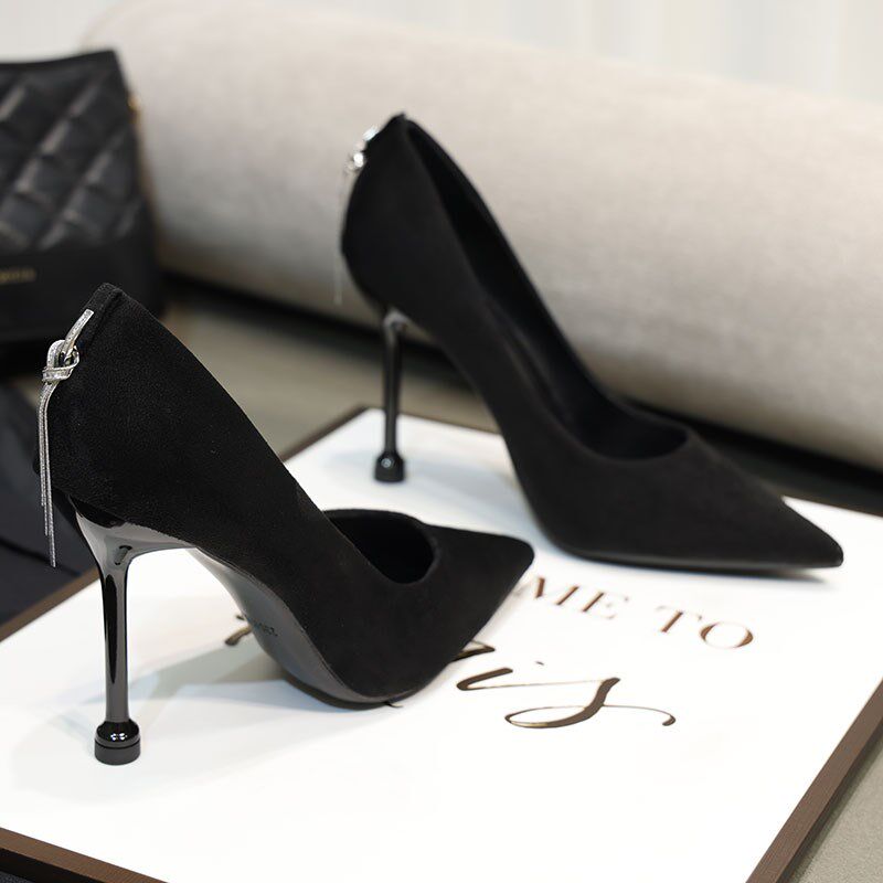 黑色绒面高级感高跟鞋女2024新款细跟浅口金属流苏气质尖头单鞋女