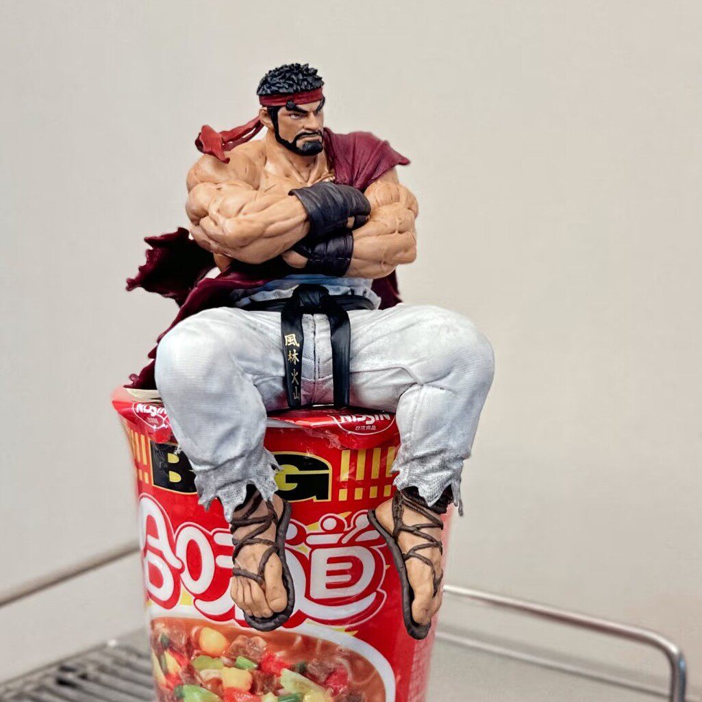 坐姿隆快打旋风压泡面模型男生霸气车载主机壳公仔摆件礼物游戏周