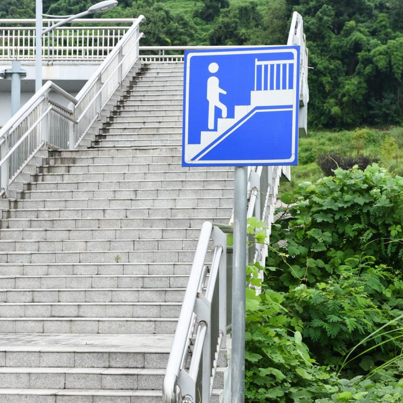 直销柱式提示牌疏散楼梯警示牌人行路坡道导向标地铁方向指示牌施