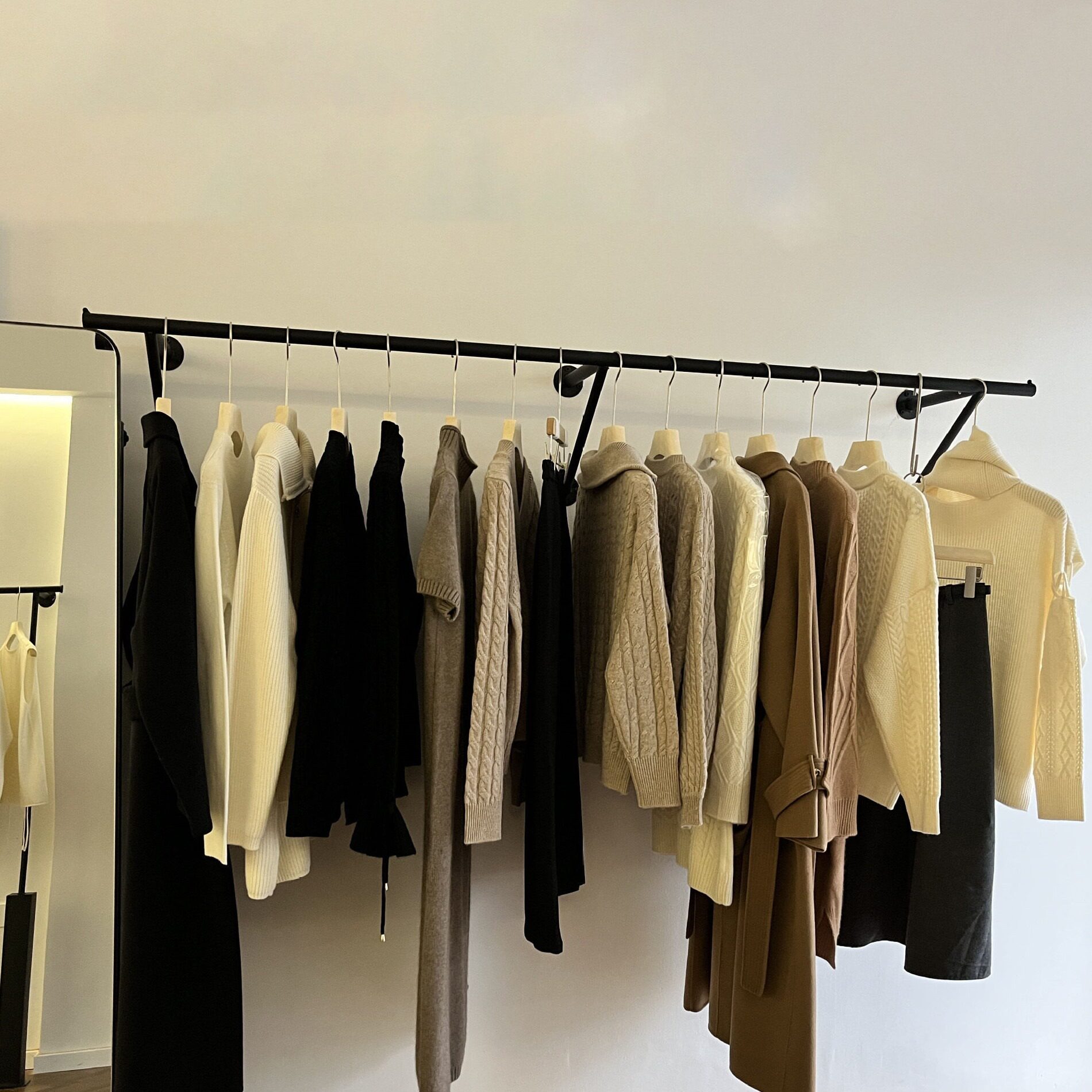 直销服装店展示架上墙壁挂式货架黑色陈列衣服架子女装童装店挂衣