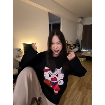顽季果 趣味可爱恶搞k*tty猫出逃印花宽松慵懒长袖圆领套头女上衣
