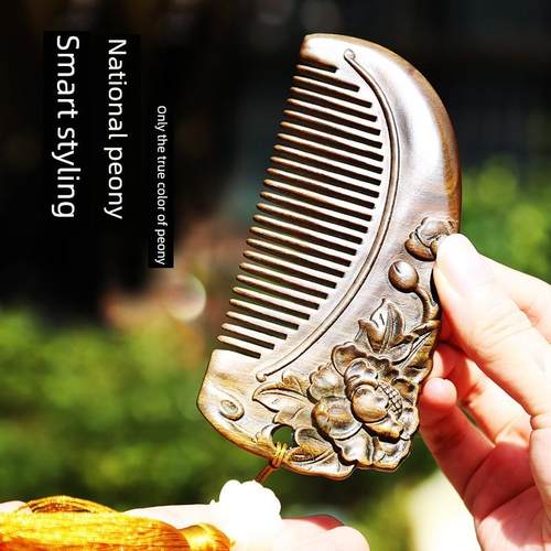 采购产品牡丹雕刻天然绿色檀香梳子，古风送给女友的礼物，按摩雕