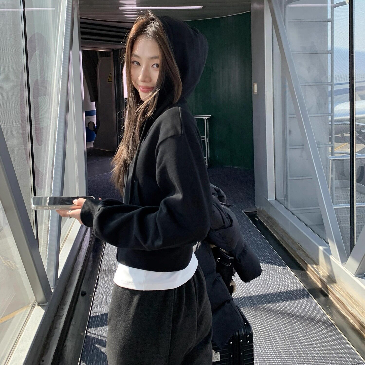 黑色短款连帽卫衣女小个子穿搭