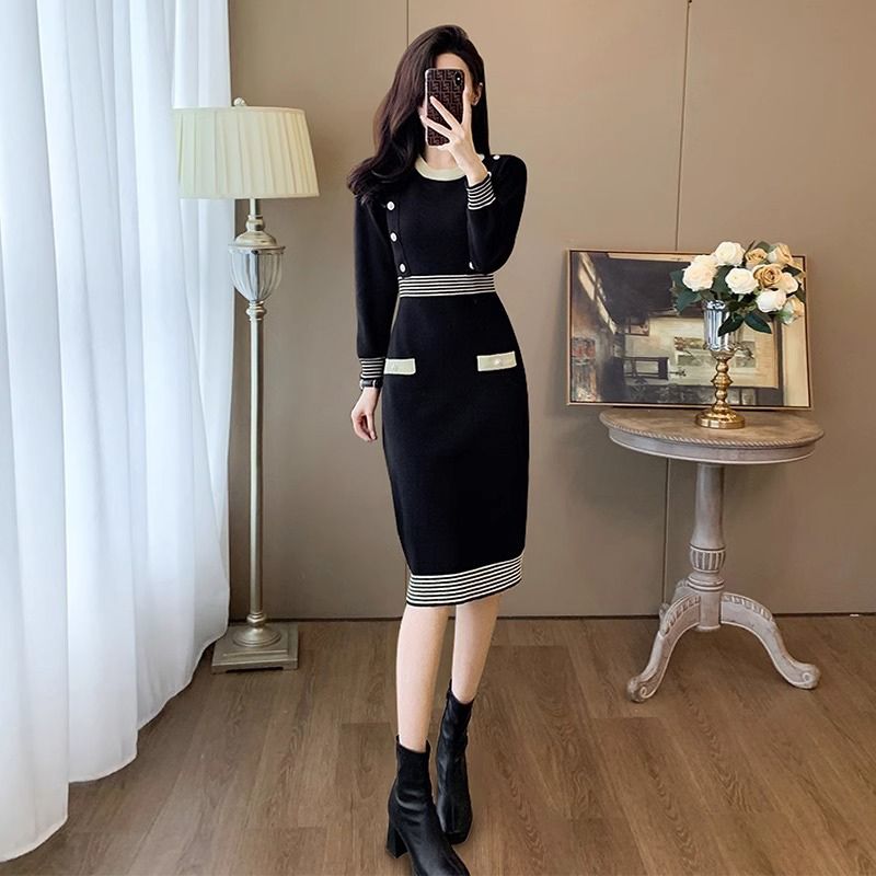 秋冬配大衣的包臀针织毛裙