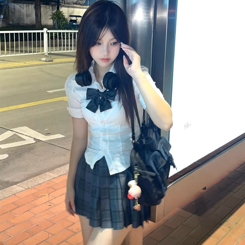 辣辣学姐  盐系甜酷显身材学院风修身jk制服衬衫套装百褶裙两件套