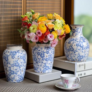 经典陶瓷花瓶白底青花瓷中式古风宽肚窄口牡丹冰裂纹花壶客厅摆件