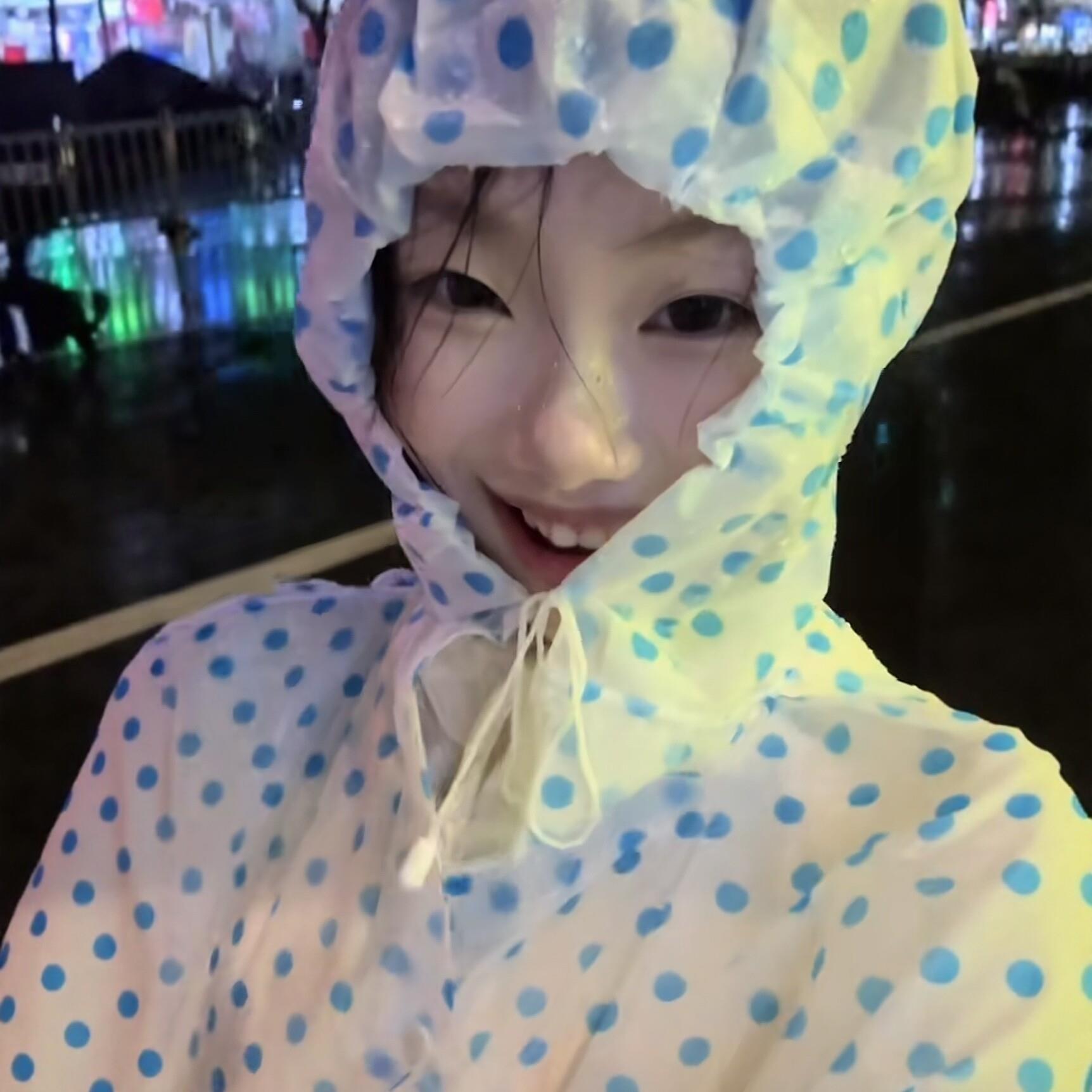 蓝色波点雨衣户外全身防护加厚可携式雨披穿衣高颜值半透明连身雨
