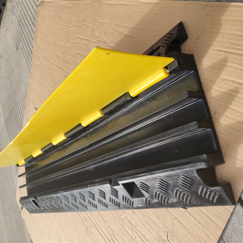 PVC盖板小三线100*0*5cm橡胶线槽走电缆线槽减速带保护槽盖板槽