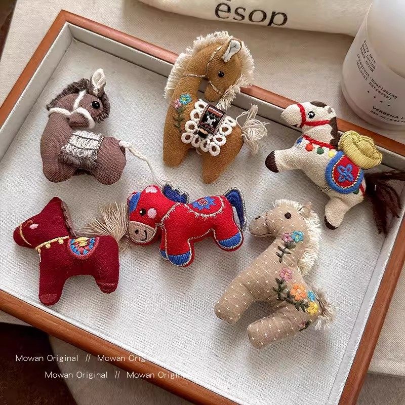 本命马年可爱布艺红色小马胸针女新年配衣服围巾装饰别针胸花配饰,饰品/流行首饰/时尚饰品新,发饰,淘宝优惠券,粉丝福利购,淘宝优惠卷