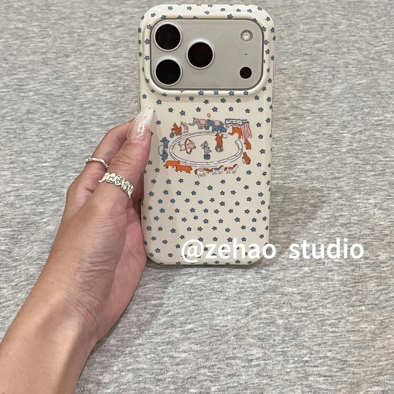 雨柠卡通白底蓝星星马戏团适用苹果17p手机壳iphone16新款15可爱日韩ins个性创意14保护套