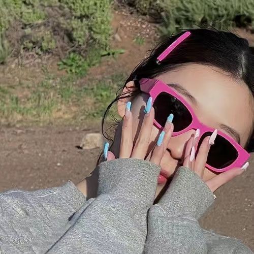 多巴胺风格白框黑片复古墨镜小脸遮阳防紫外线太阳镜少女粉红蓝