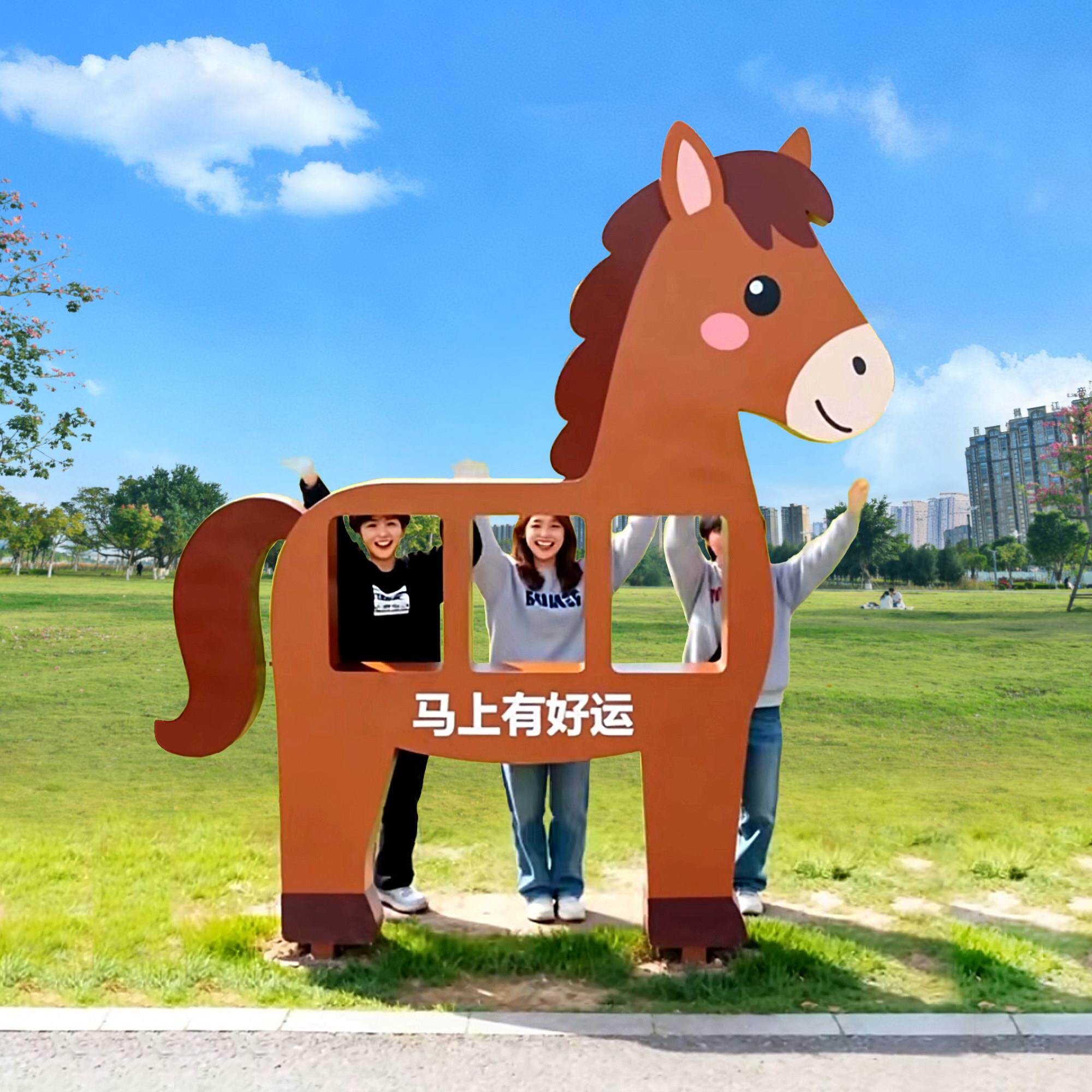 通打卡马上有钱造型户马外卡摆件红色可爱创意装饰品庭院拍道FWO