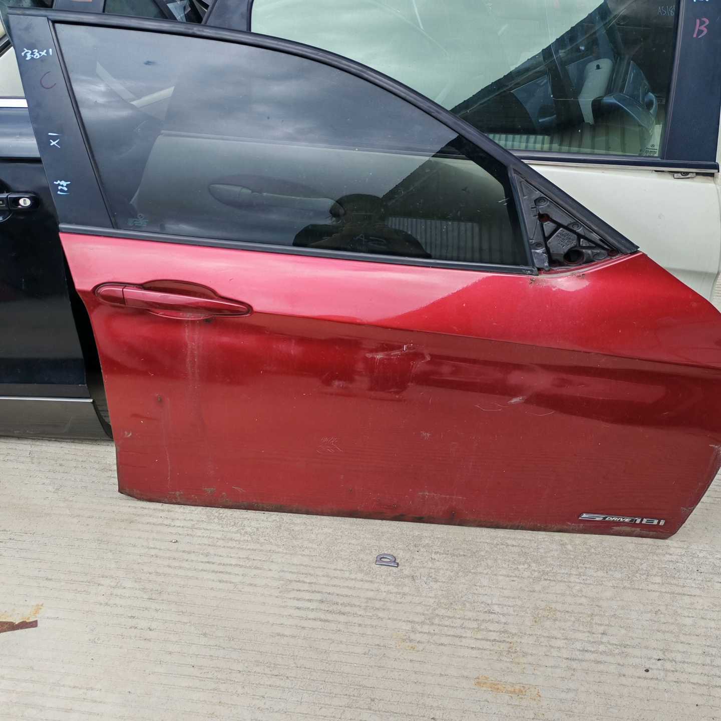 宝马X1E84红色左前门总成，原装拆车件，成色如图，有轻微--议价
