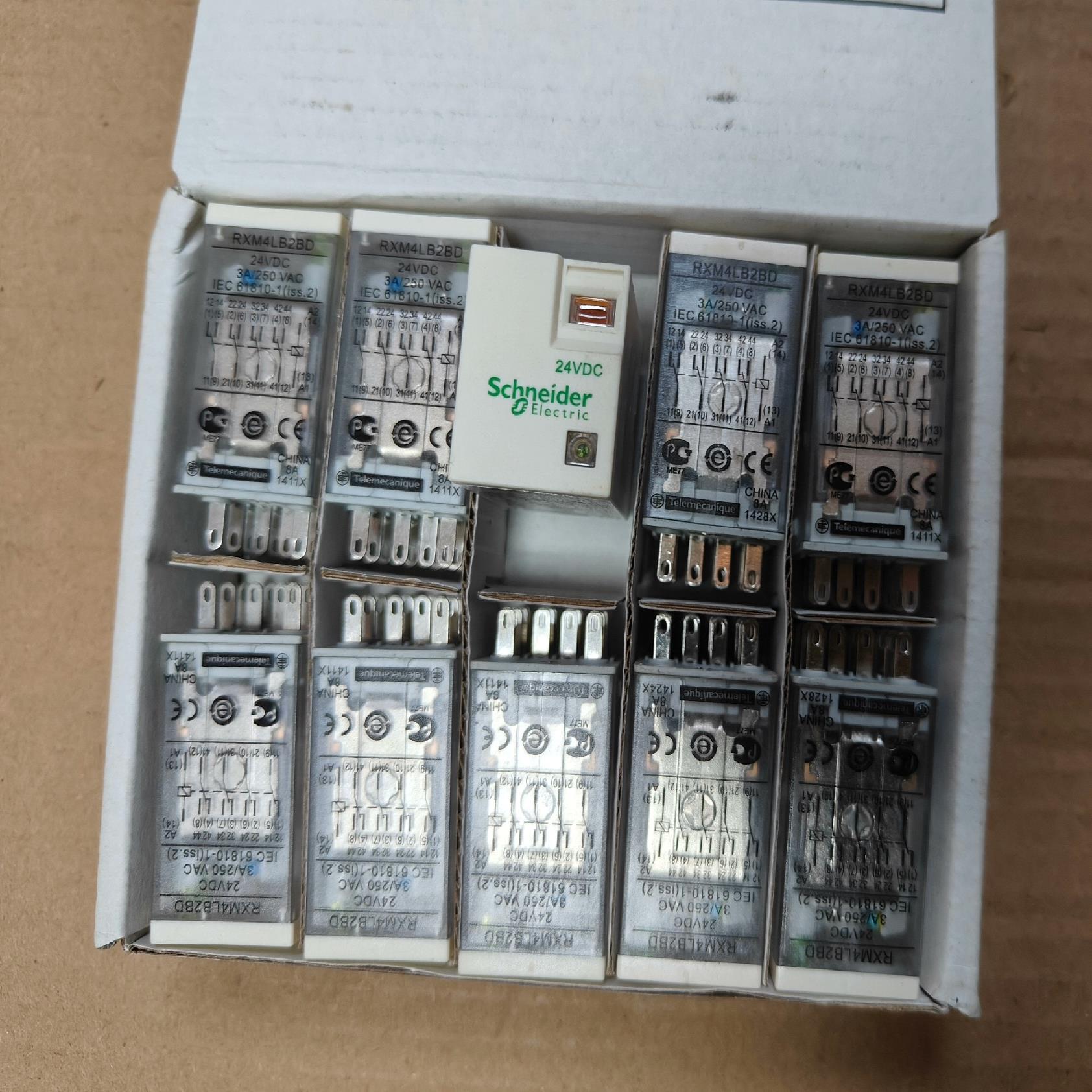 继电器RXM4LB2BD10只如图特价88；议价