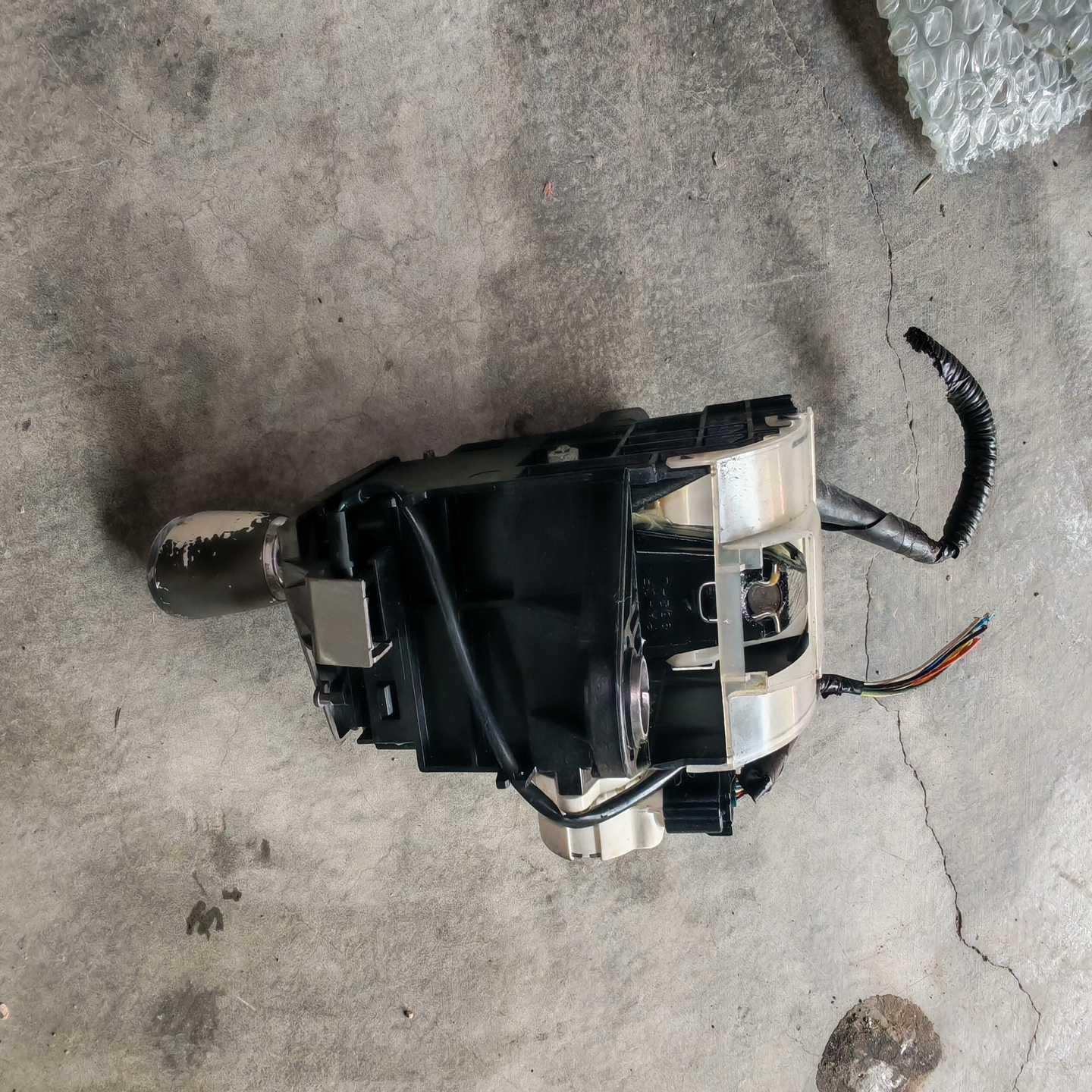 汽车排气管总成，原装拆车件，带消音器和连接管。整体成色如图，