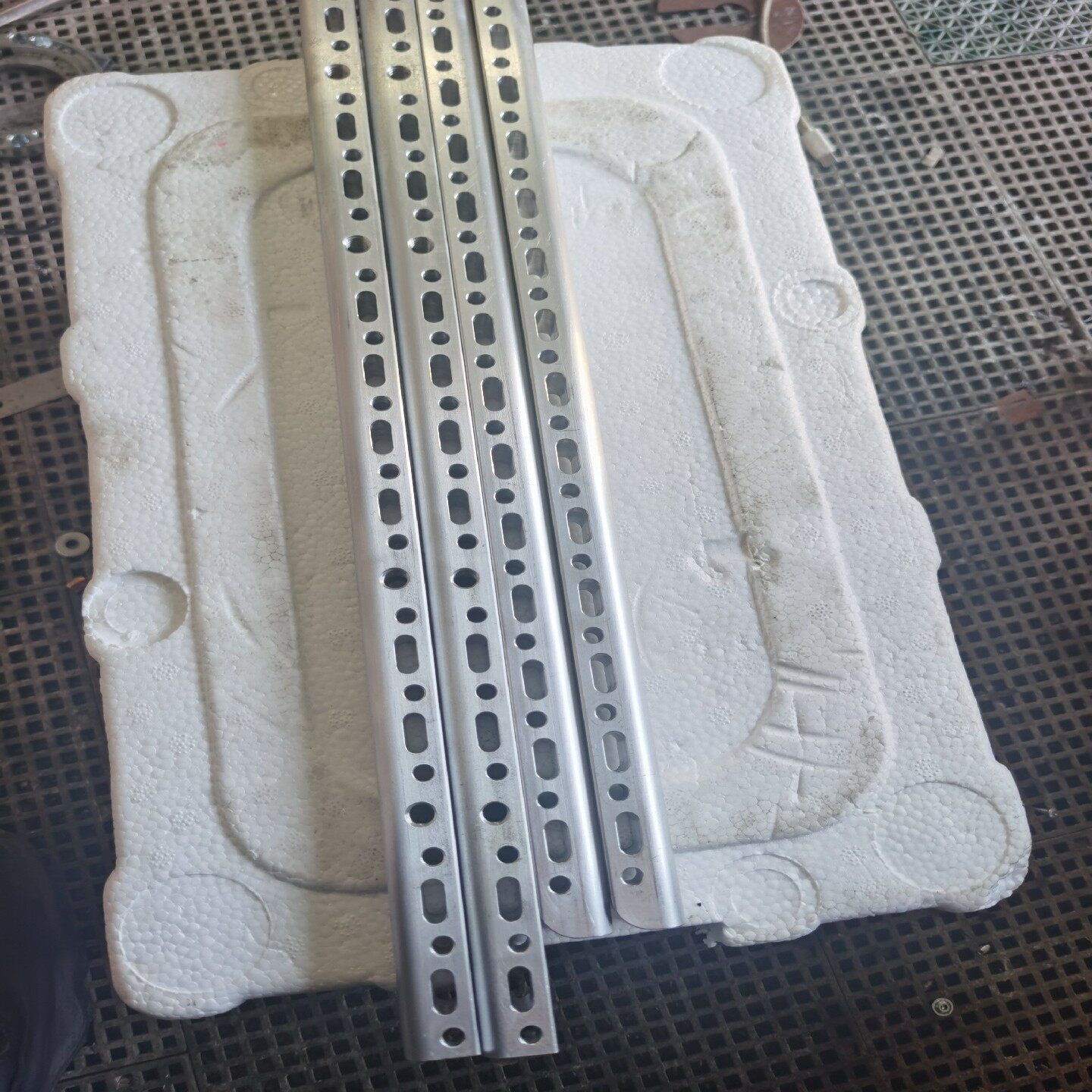 询价拆机铝条，漂亮超硬，孔位对称长一对短一对，长一对8短一