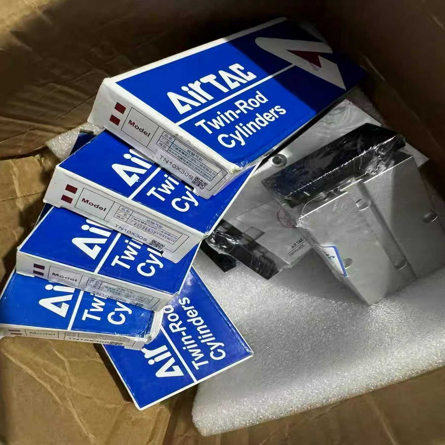 台湾亚德客双轴双导杆气缸TN10/16/20/25X10X2--议价商品