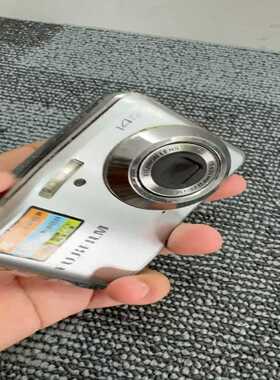 富士av205数码相机，五号电池自备，电池别放反了。电池仓内--议