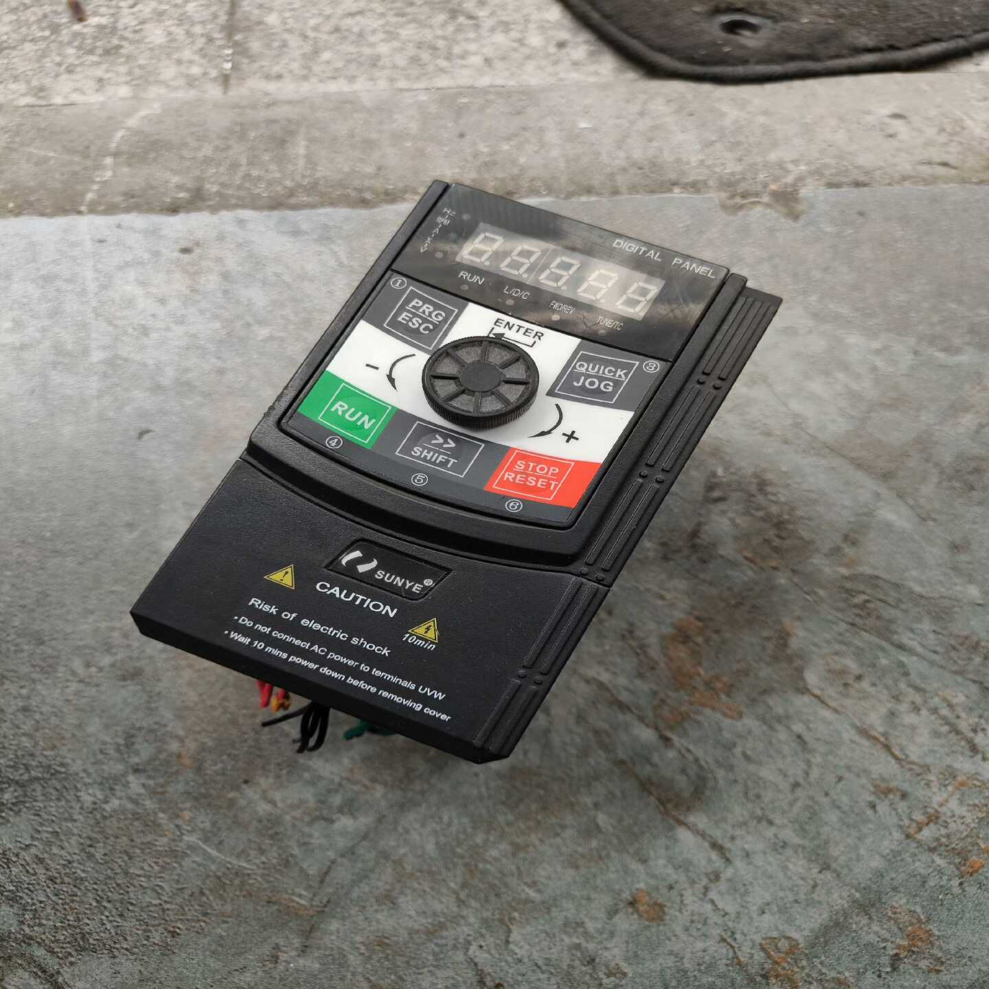 日业变频器CM530H-4TR75GB/1R5PB实物