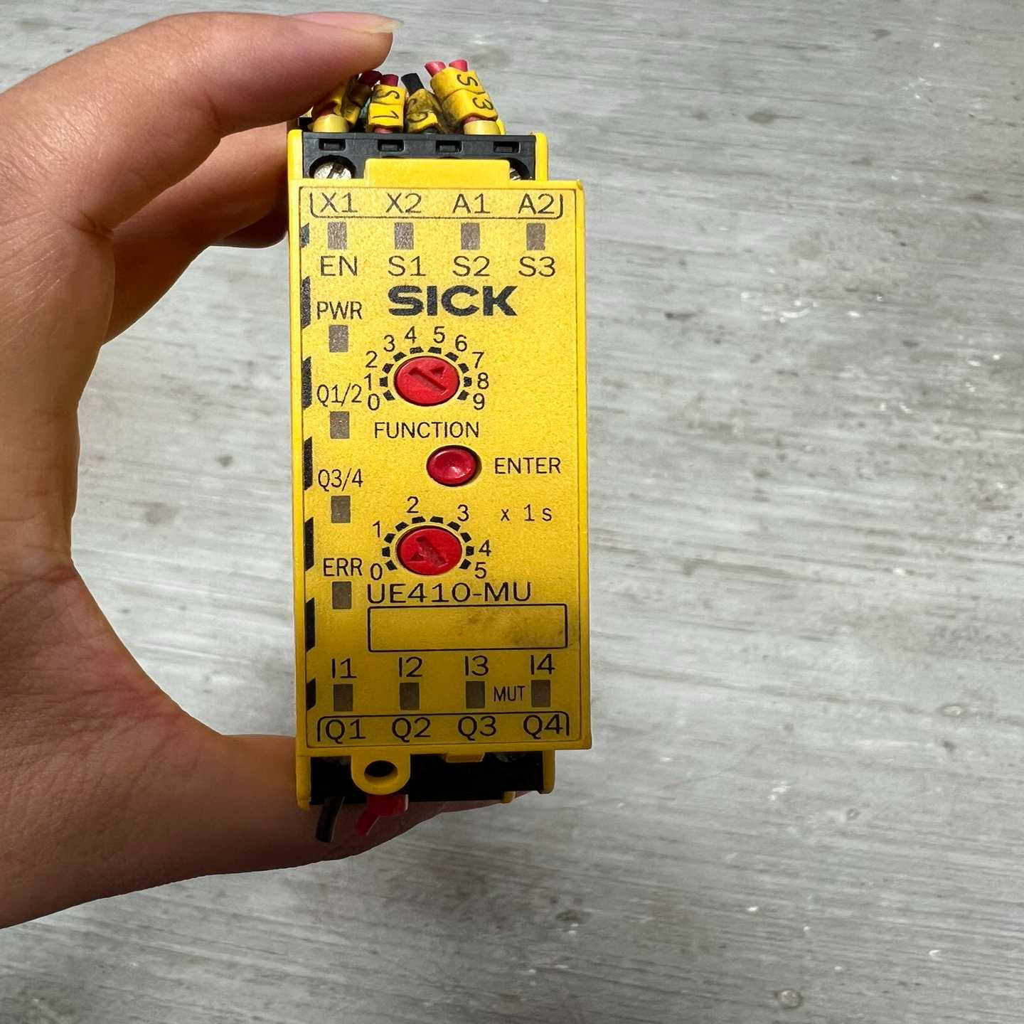 西克SICK安全继电器UE410-MU3T5现货实拍功能包好--议价商品