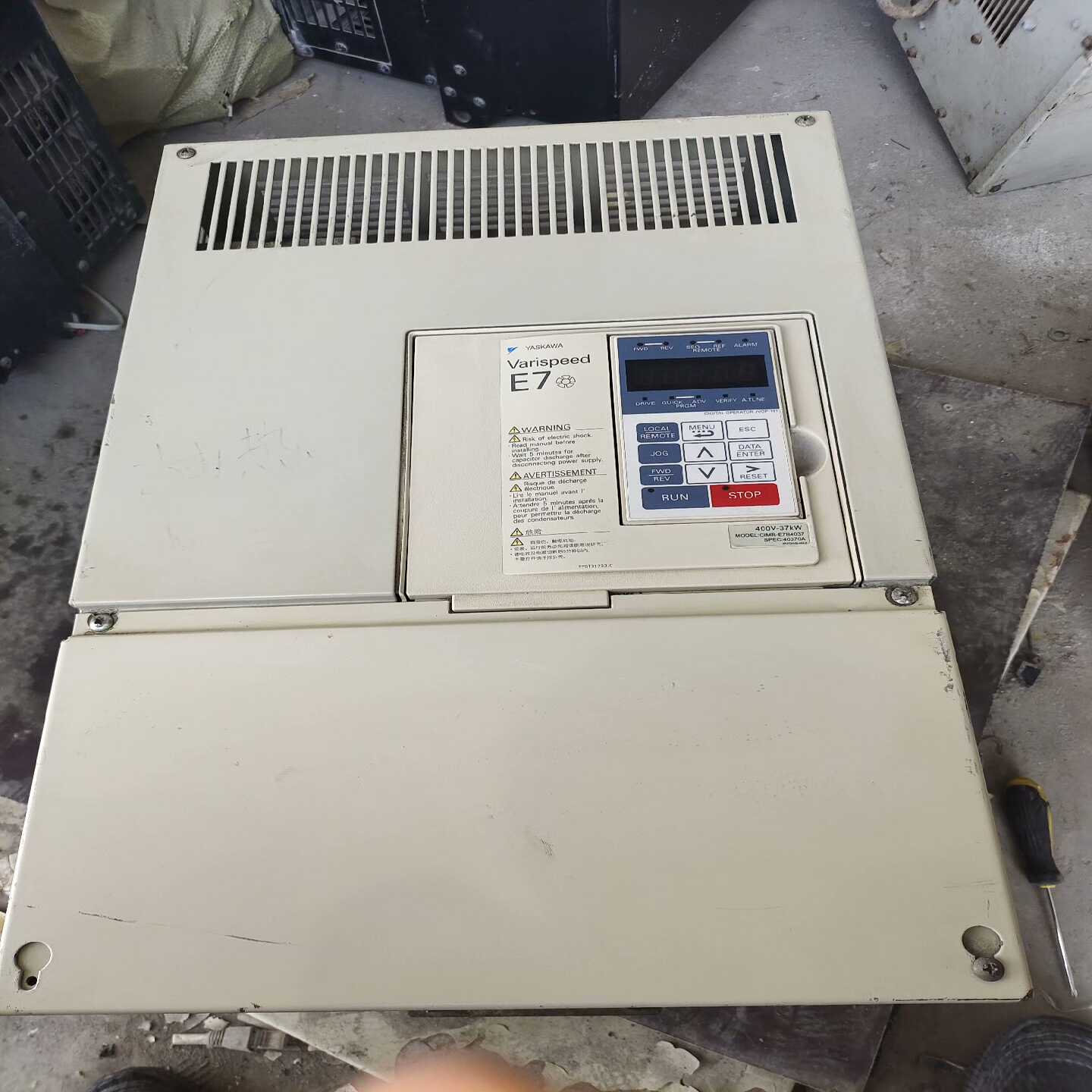 议价安川E7变频器ClMR-E7B4037实物拍摄成色如图
