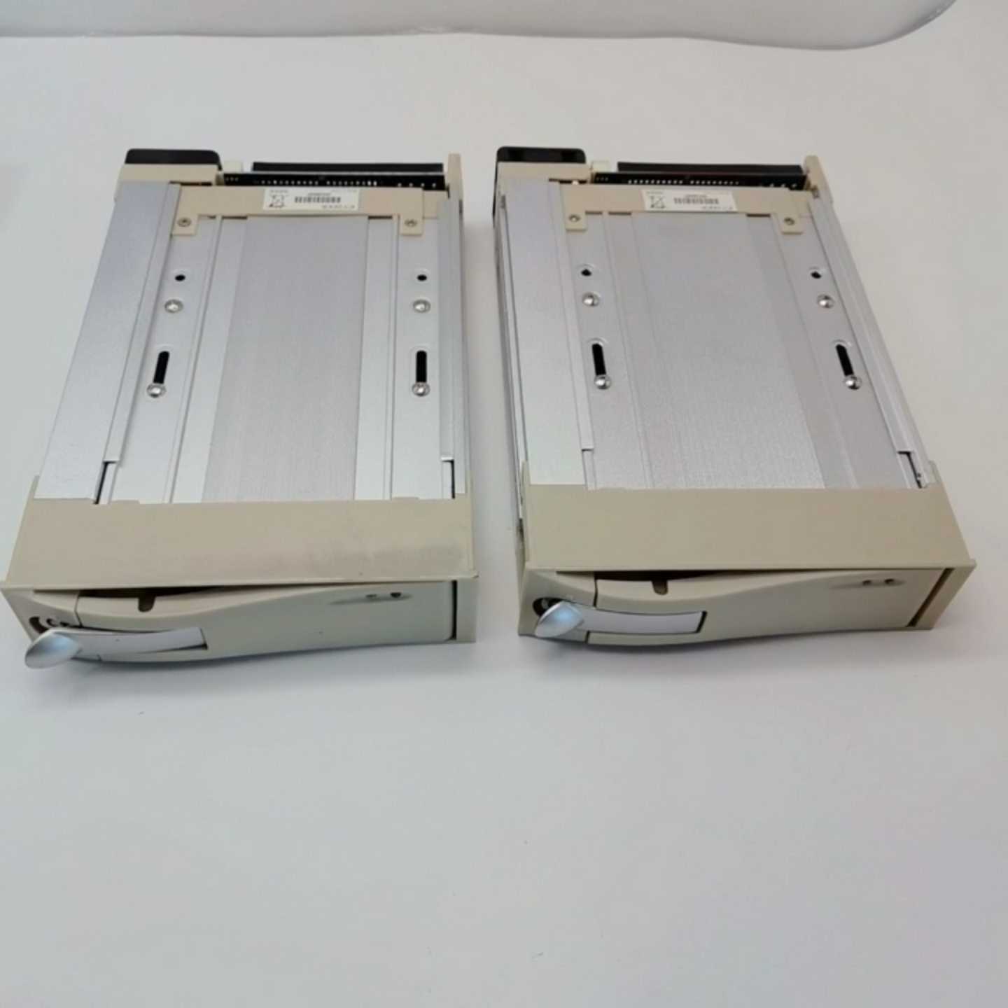 ICYDOCK硬盘抽取盒，3.5寸SATA接口，带散热风扇--议价商品