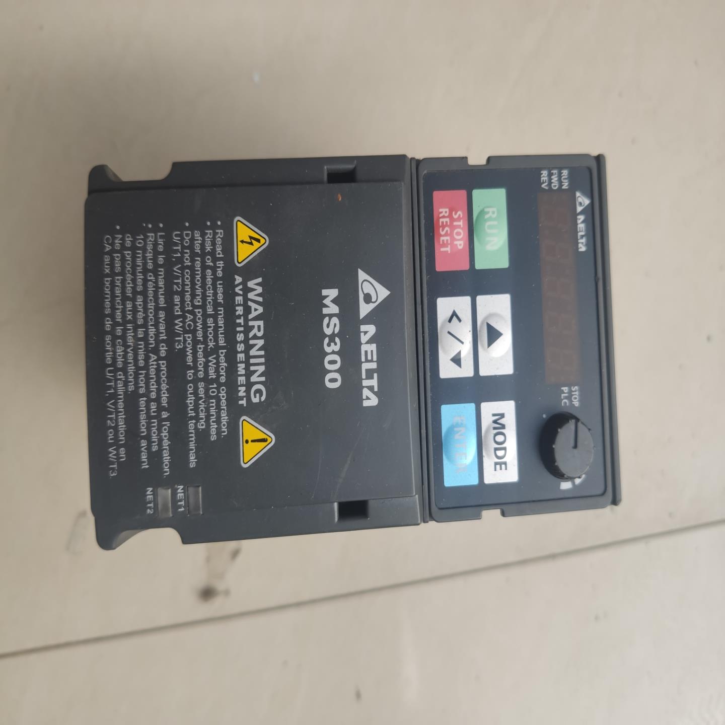 出变频器，型号VFD2A8MS21ANSAA，成色如