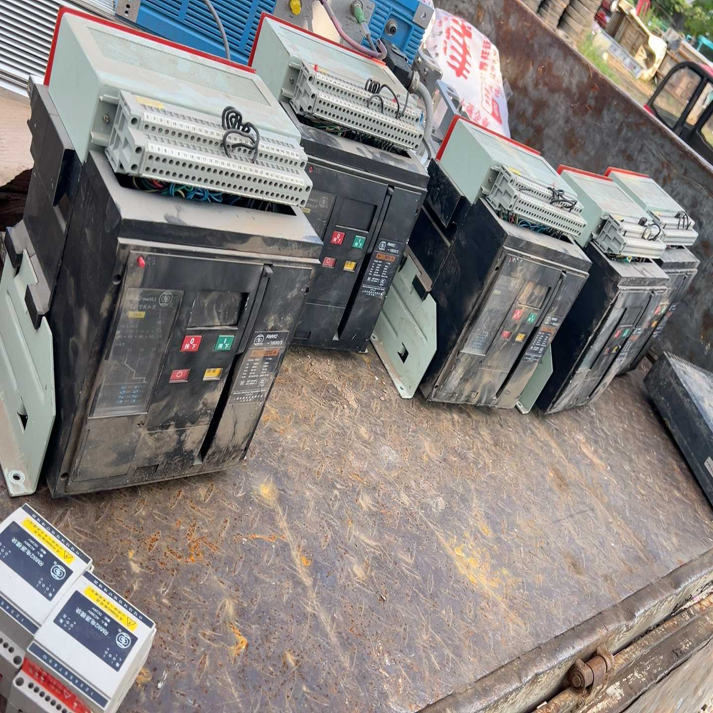 上海人民RMW2-1600/3P万能式断路器，额定电压AC3--议价商品