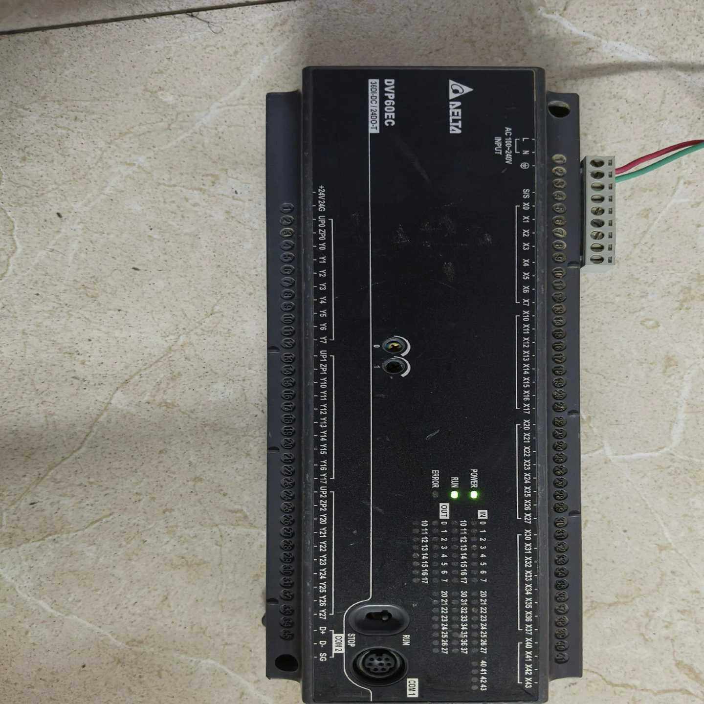 台达DVP60EC00T3，通电正常，成色如图，轨道卡扣断，~询价