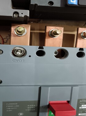 德力西800A断路器四台，刚刚拆出来，灰色壳子800A带铜板一议价