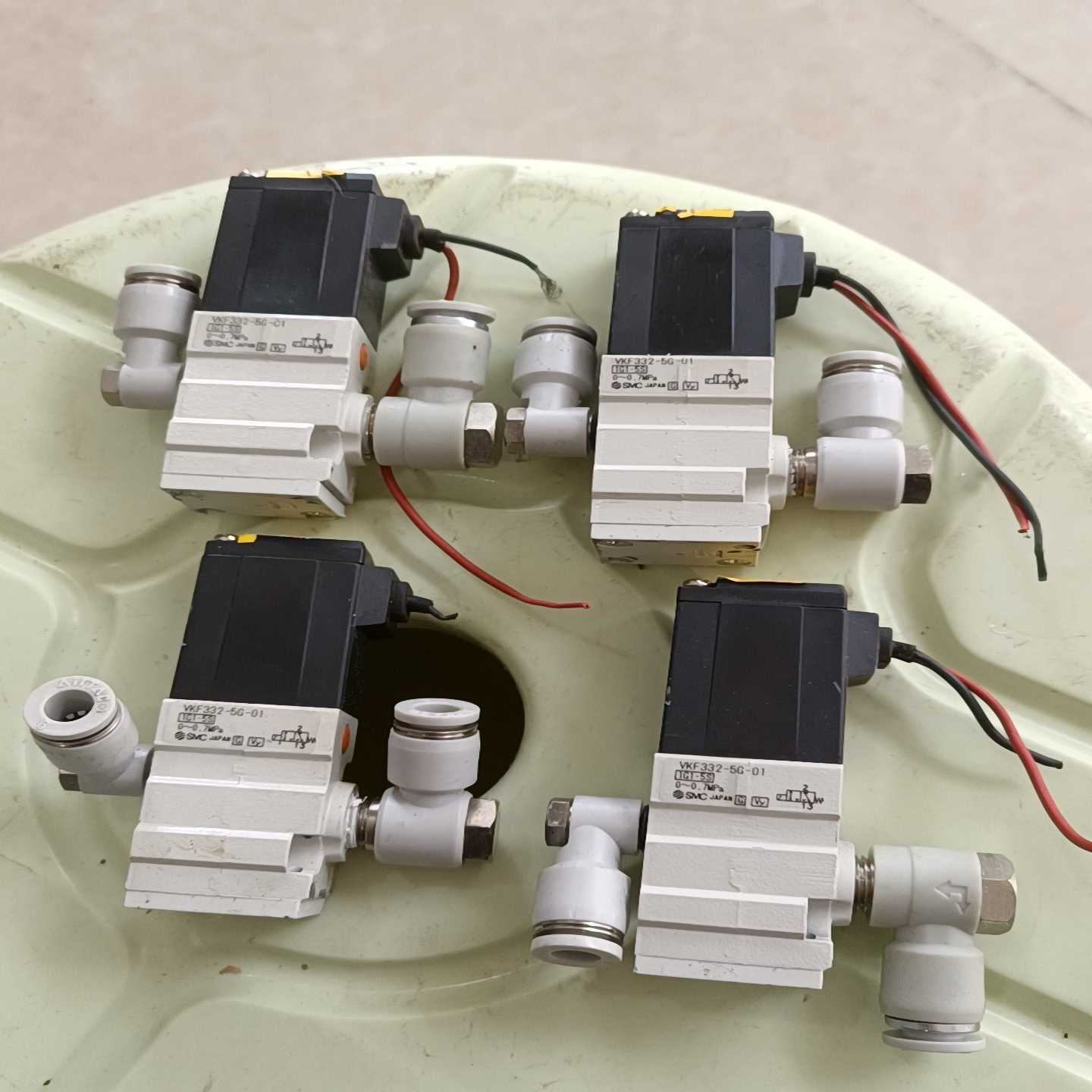 电磁阀VKF332V-5G-01共4个（剪短