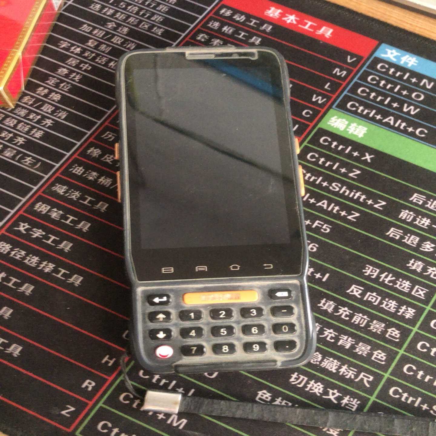 思迅手持PDA、一台缺后盖，成色如图，开不了机，当配件卖。看--