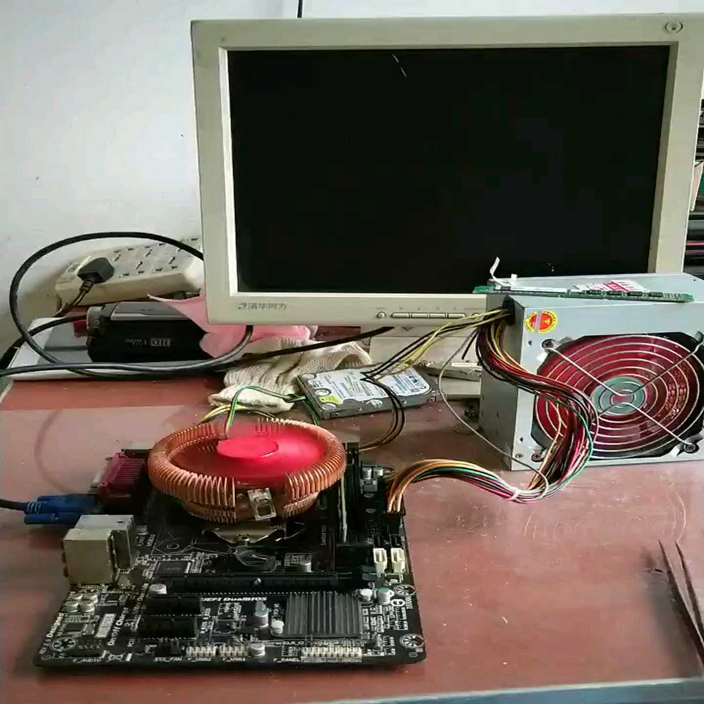 技嘉主板全固态带g1820cpu四代能用，上三代内存2/4/8g内存--议