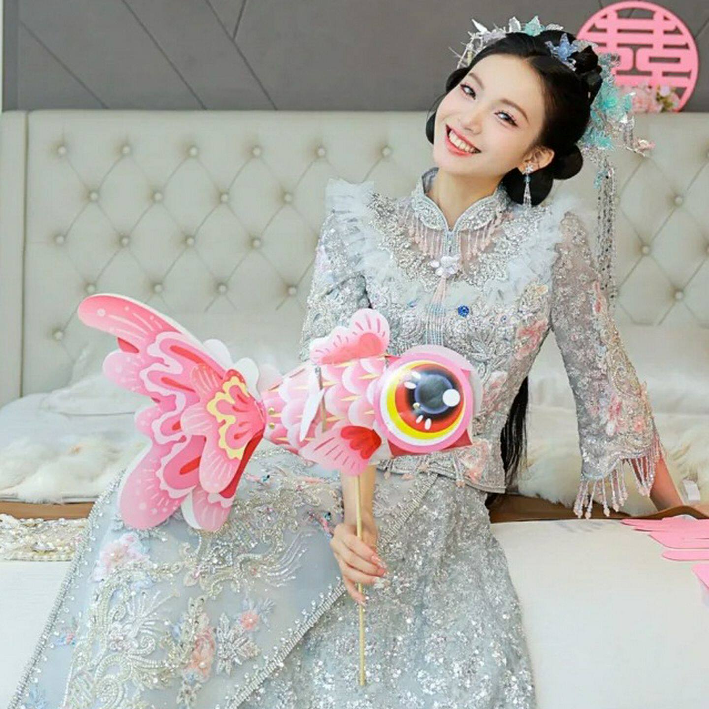 粉色蓝色金鱼灯笼新娘晨拍闺蜜拍照道具折扇婚礼迎亲结婚迎亲纸龙