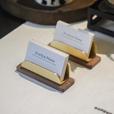 高级感黄铜名片展示架定制logo胡桃木前台名片盒卡片收纳盒摆放架