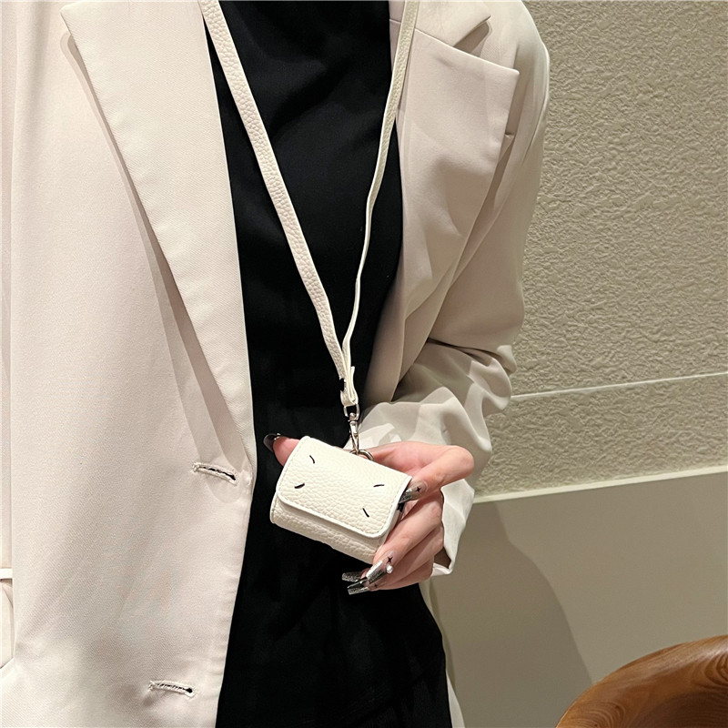 潮牌马吉拉小众耳机包！翻盖适用皮质挂绳耳机套黑色airpods pro2保护壳高级感苹果2代蓝牙无线盒耳机包