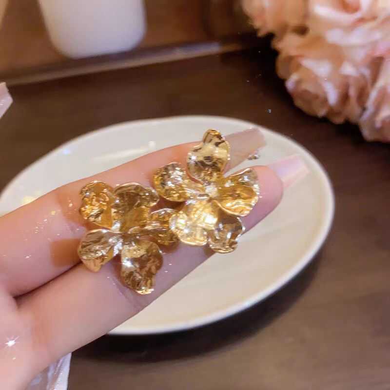 新品金属花朵耳钉金色耳环2025新款爆款夸张复古耳饰女气质轻奢高