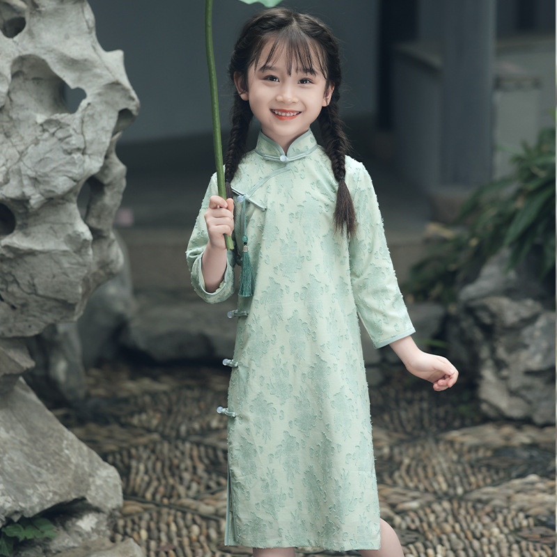 中国风绿色2025新款春季长袖女大童清新剪花