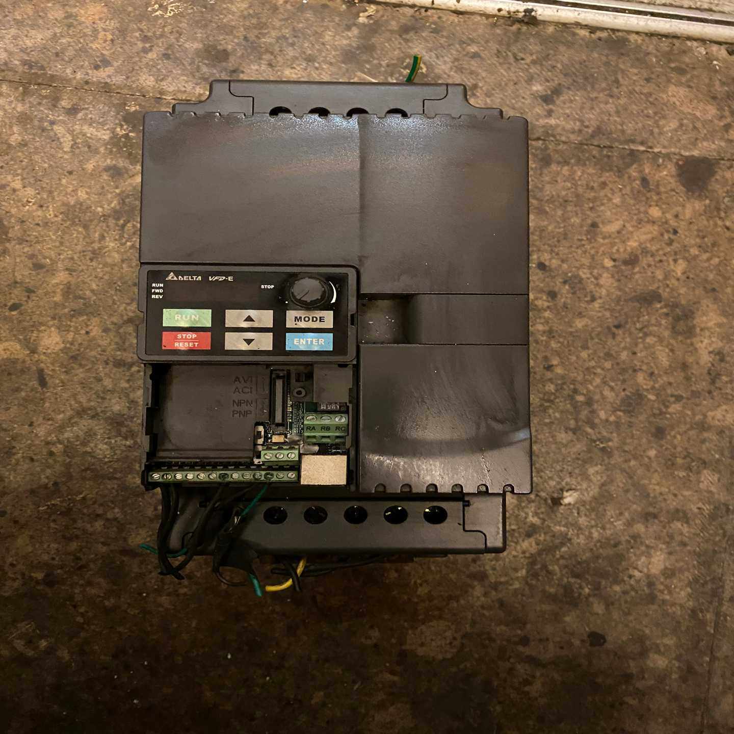 VFD055 E43 A- M变频器，5.5千瓦，有2只【鑫鑫商铺】