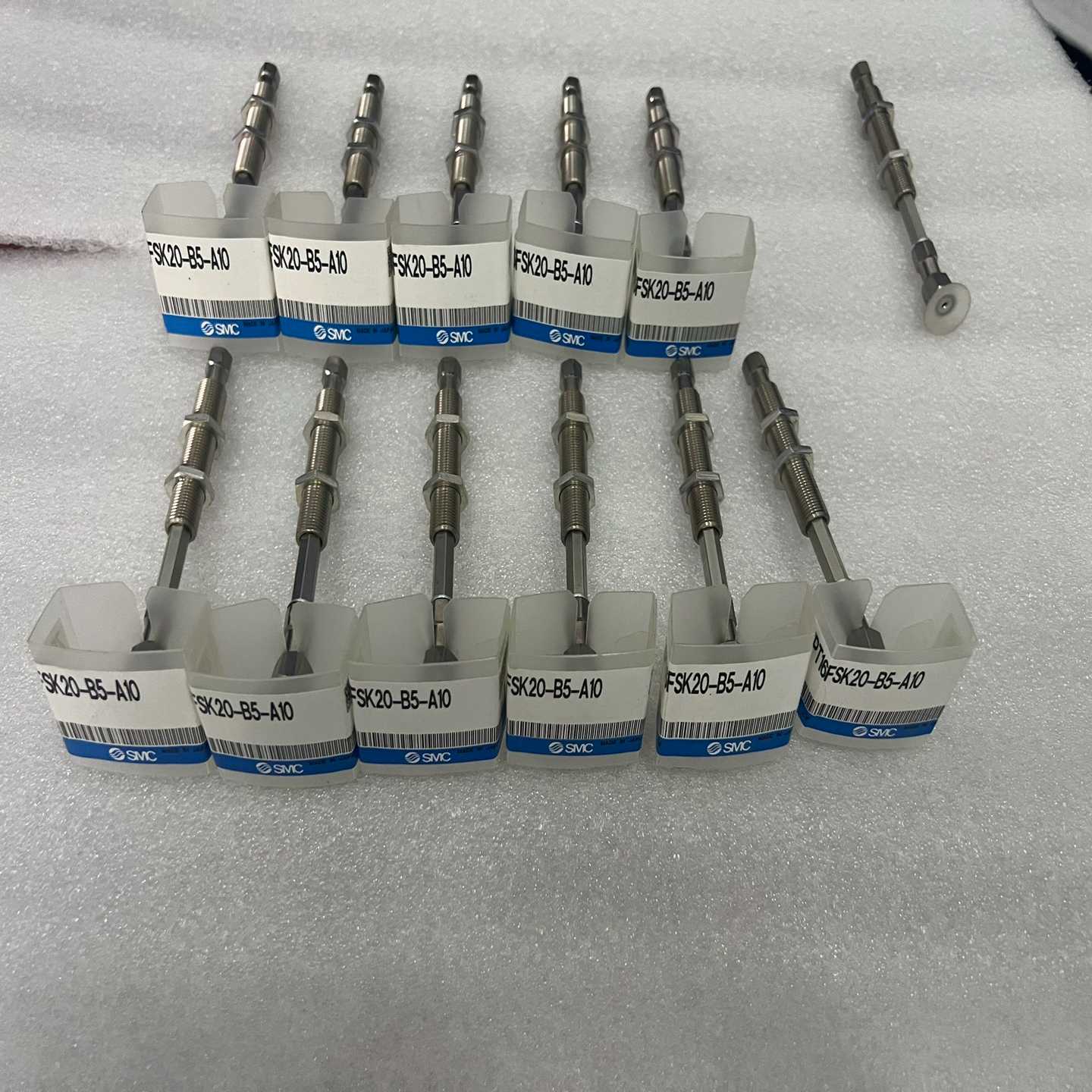 议价产品OMRON原装触控屏幕NB7W-TW00B 包装配件齐全。支持7天