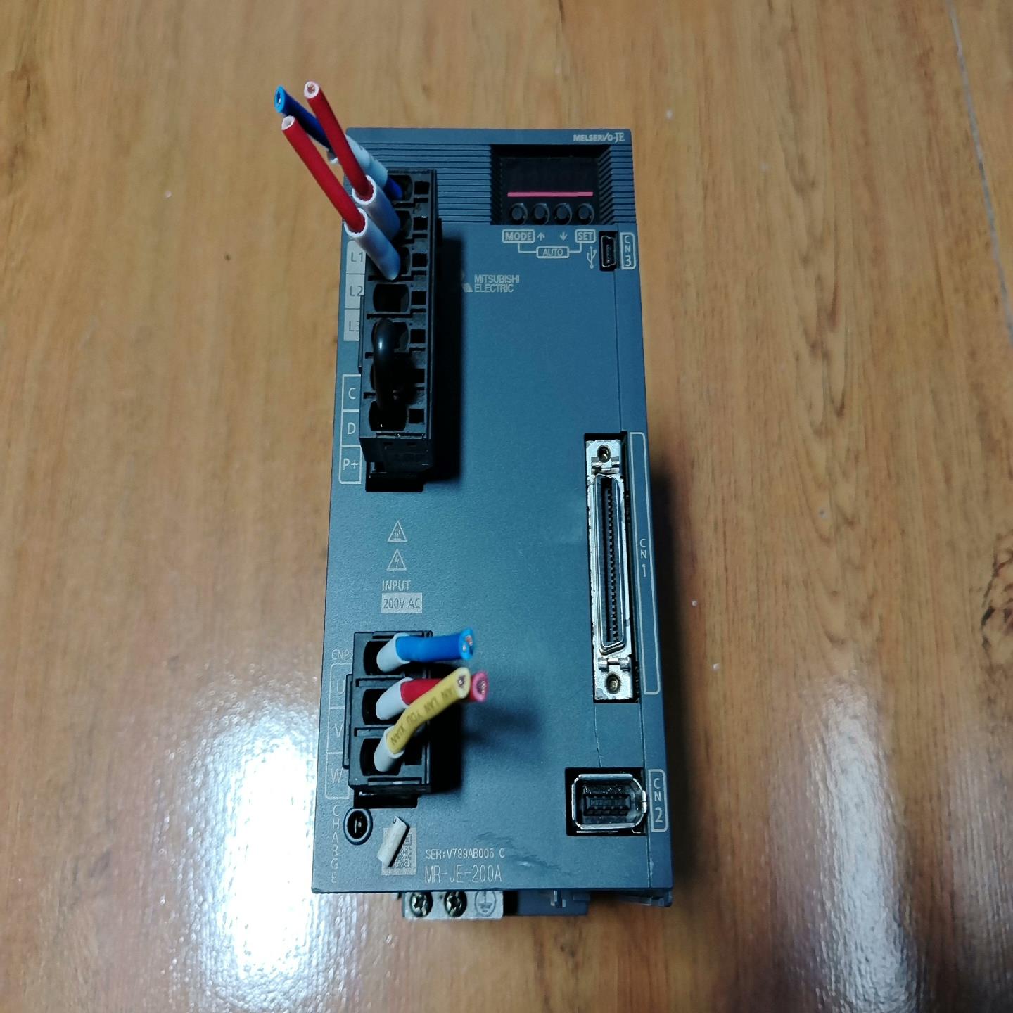 伺服电机驱动MR-JE-200A，功能正常，成色为实图（地坛设备）